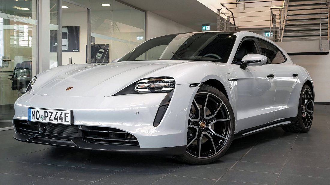 Porsche Taycan 4S Sport Turismo (2022-2024) front view, front quarter, diagonal, exterior