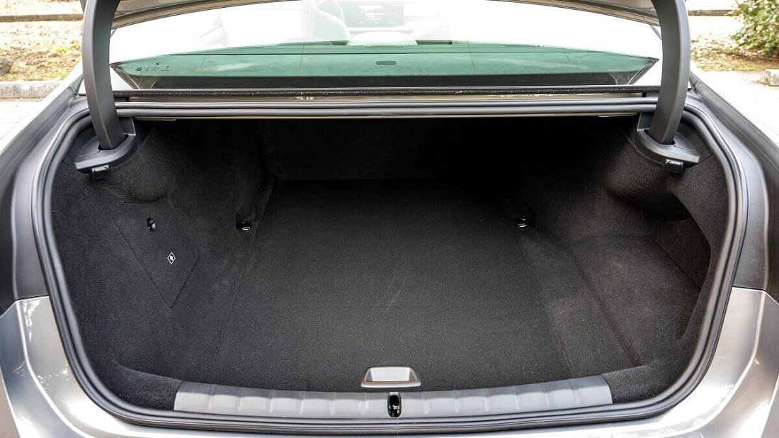 BMW i7 M70 xDrive (2023-…) trunk photo, boot, seats up, seats upright, cargo space, cargo volume, cargo capacity, storage