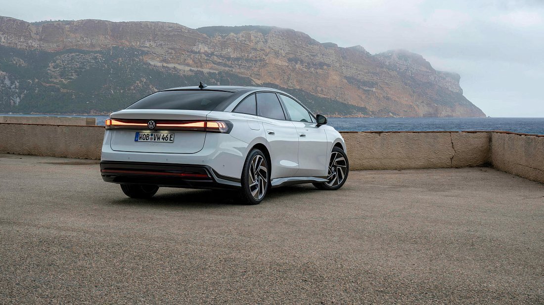 Volkswagen ID.7 Pro (2023-…) rear quarter, three-quarter view, diagonal, exterior