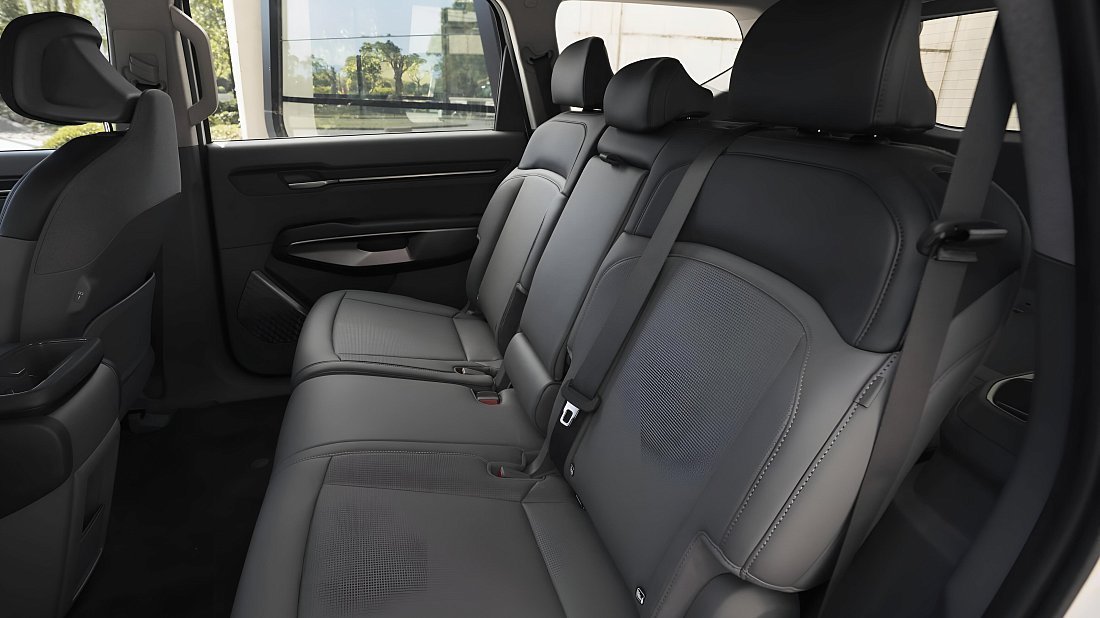 Kia EV9 Long Range AWD (2023-…) rear seats photo, back seats, passenger seats, legroom, headroom, interior