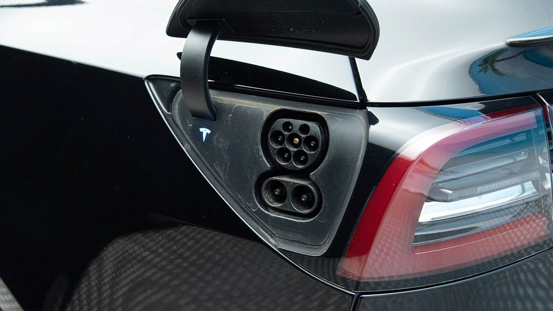 Tesla Model Y Performance (2020-2025) charge port Europe photo, charging, inlet, plug, connector