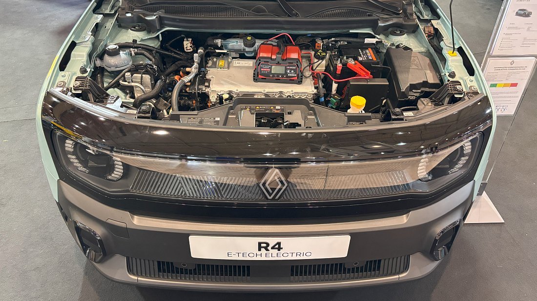 Renault 4 E-Tech EV40 120hp (2025-...) frunk, front trunk, under hood, storage, cargo, capacity, bonus space