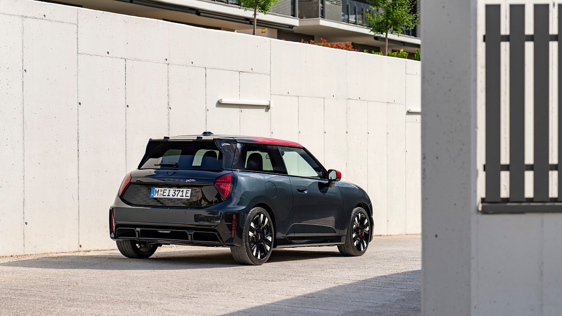 Mini Cooper JCW (2024-…) rear quarter, three-quarter view, diagonal, exterior