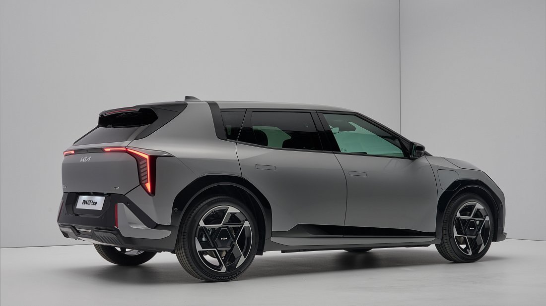 Kia EV4 Hatchback Long Range (2025-…) rear quarter, three-quarter view, diagonal, exterior