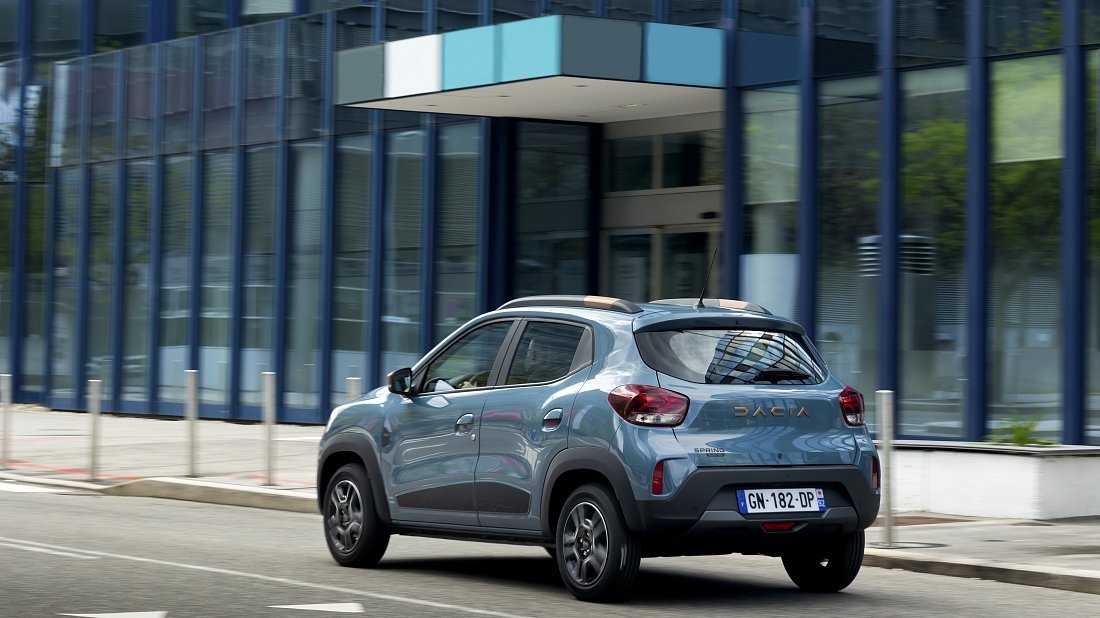 Dacia Spring Electric 65 (2023-2024) rear quarter photo, three-quarter view, diagonal, exterior