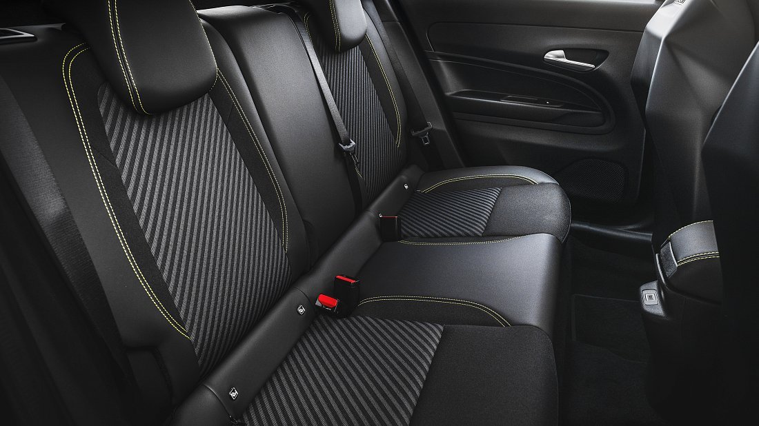 Abarth 600e Scorpionissima (2024-…) rear seats, back seats, passenger seats, legroom, headroom, interior