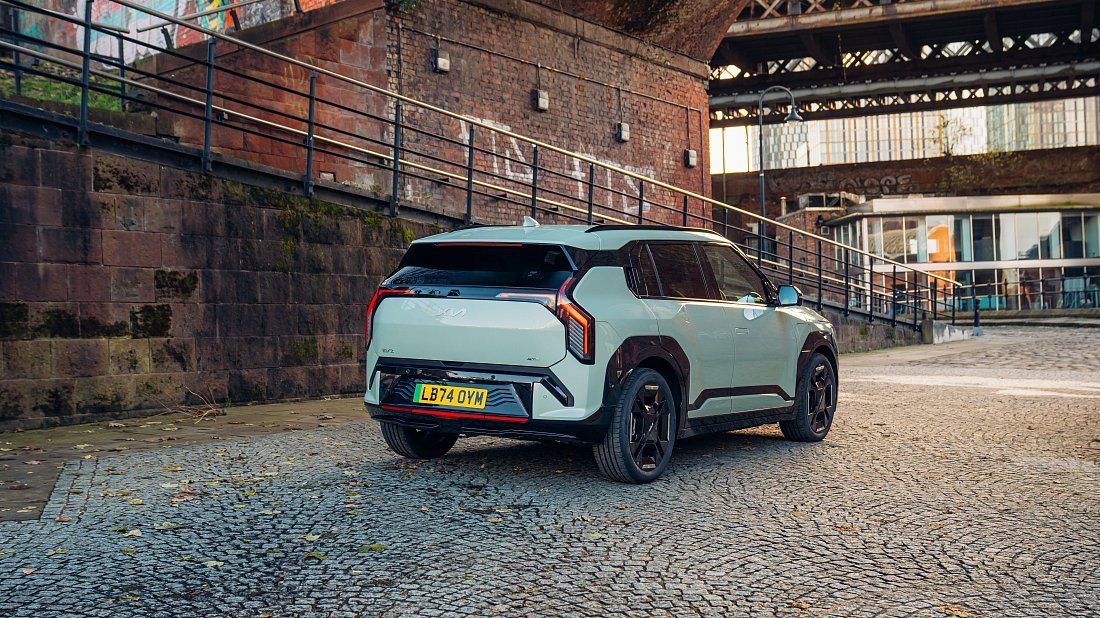 Kia EV3 Standard Range (2024-…) rear quarter, three-quarter view, diagonal, exterior