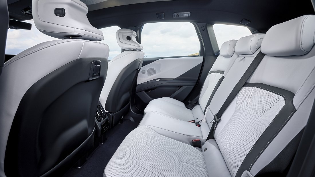 BMW iX3 50 xDrive (2025-…) rear seats photo, back seats, passenger seats, legroom, headroom, interior