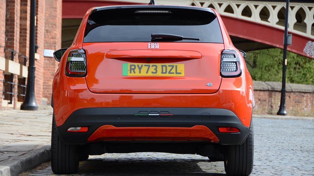 Fiat 600e (2023-…) rear view photo, taillights, trunk, spoiler, badge, bumper, exterior