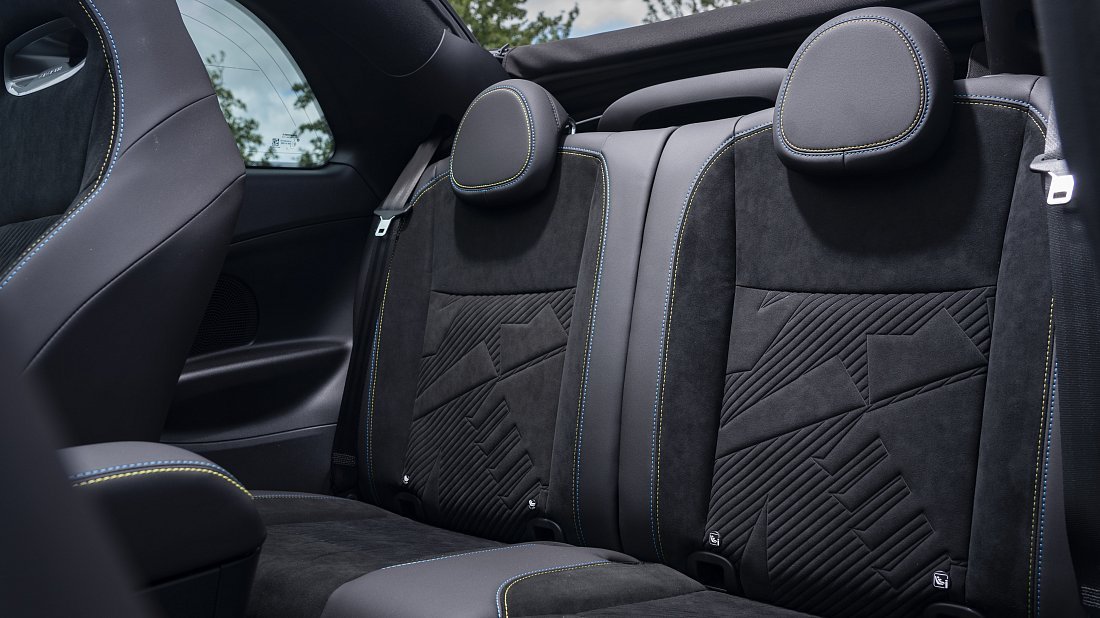 Abarth 500e Convertible (2023-…) rear seats photo, back seats, passenger seats, legroom, headroom, interior
