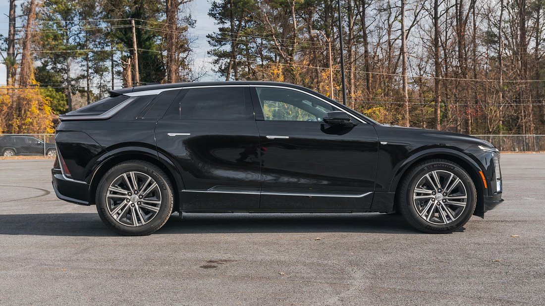 Cadillac Lyriq AWD (2022-…) side profile photo, silhouette, doors, wheels, exterior