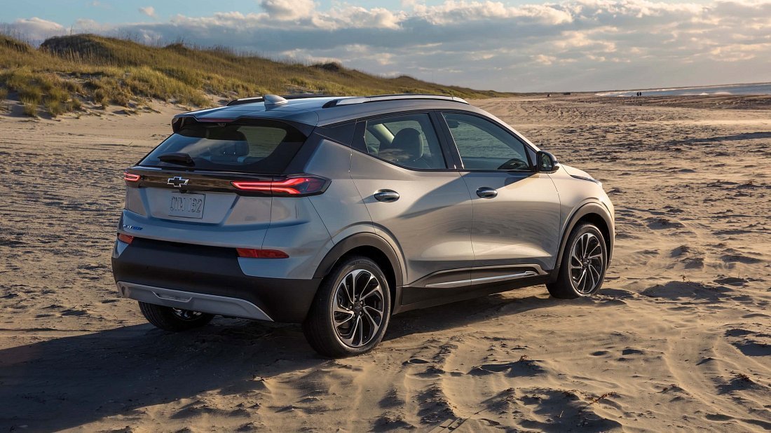 Chevrolet Bolt EUV Gen 1 (2022-2023) rear quarter, three-quarter view, diagonal, exterior