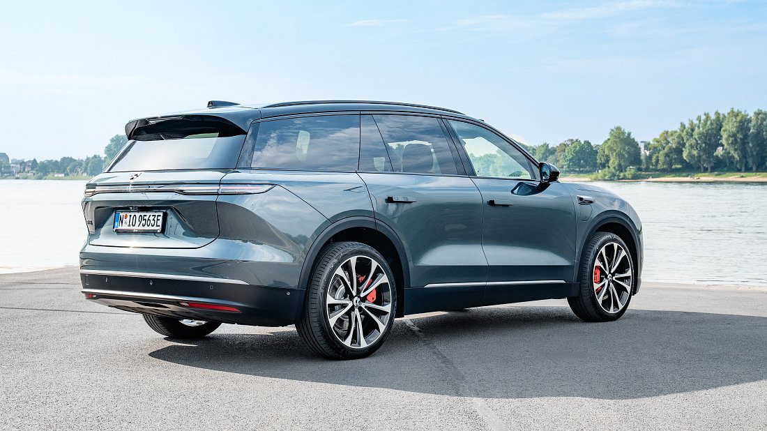 NIO EL8 Standard Range (2024-…) rear quarter, three-quarter view, diagonal, exterior