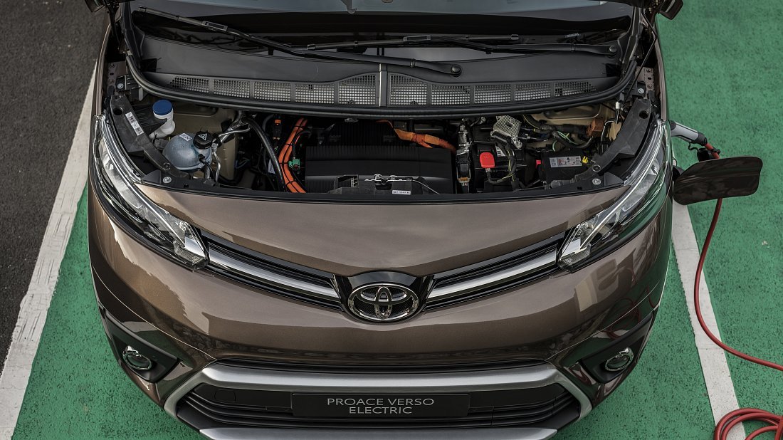 Toyota Proace Verso Electric M 50 kWh (2021-2024) frunk, front trunk, under hood, storage, cargo, capacity, bonus space