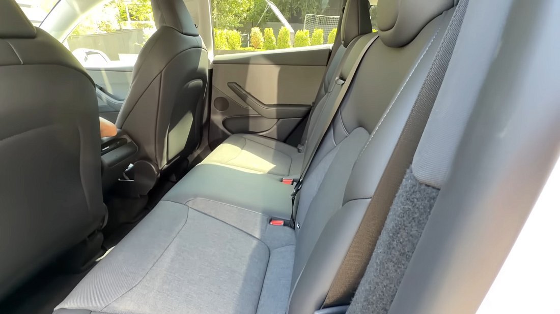 Tesla Model Y Standard RWD (2025-...) rear seats photo, back seats, passenger seats, legroom, headroom, interior