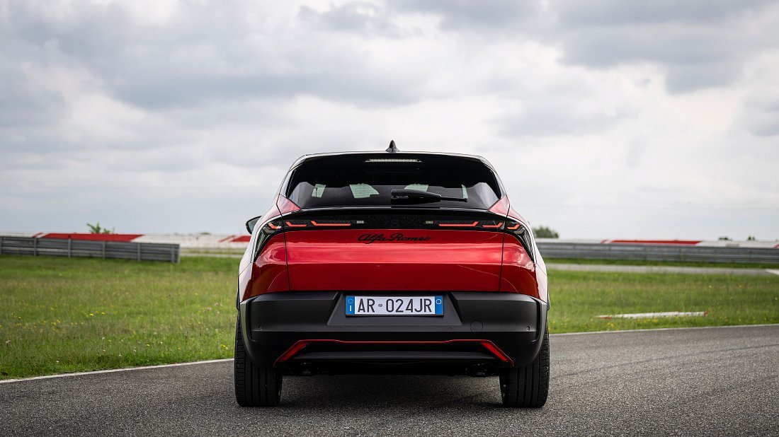 Alfa Romeo Junior Elettrica 54 kWh (2024-...) rear view photo, taillights, trunk, spoiler, badge, bumper, exterior