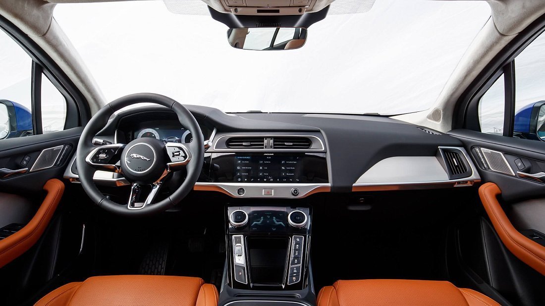 Jaguar I-Pace EV400 (2018-2020) interior photo, front seat, driver seat, dashboard, steering wheel, infotainment, cockpit