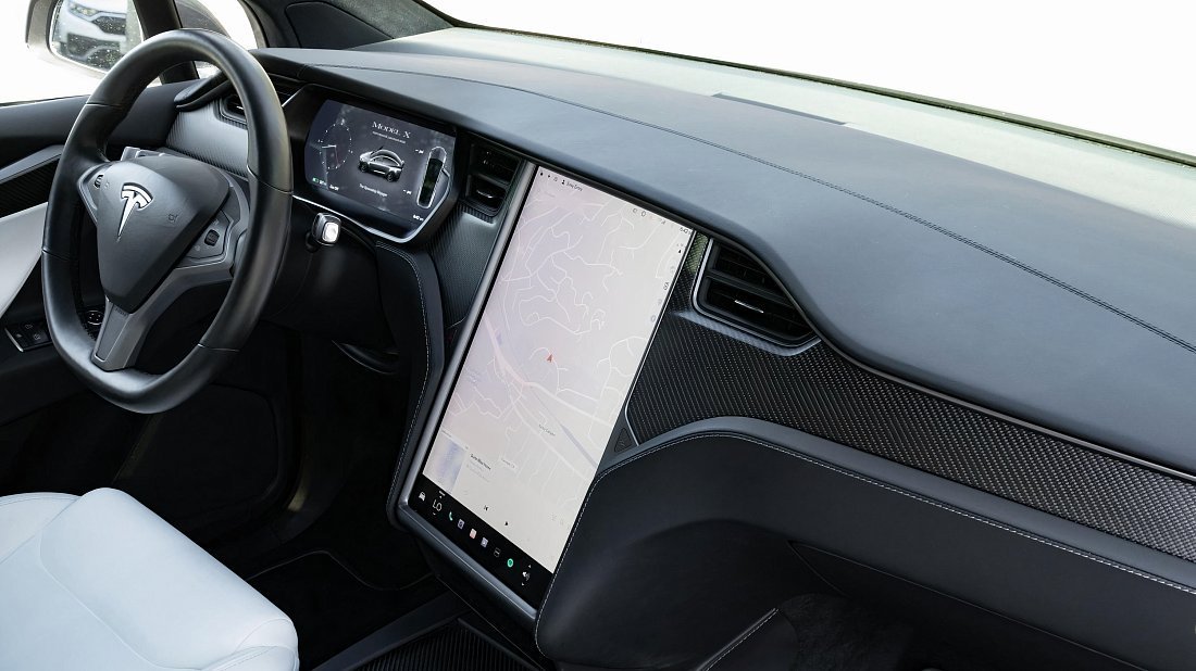Tesla Model X P100D (2016-2019) interior, front seat, driver seat, dashboard, steering wheel, infotainment, cockpit