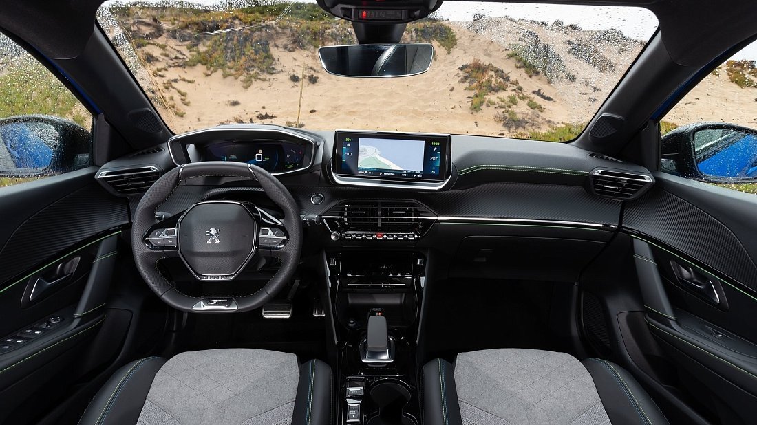 Peugeot e-208 50 kWh (2021-2023) interior, front seat, driver seat, dashboard, steering wheel, infotainment, cockpit