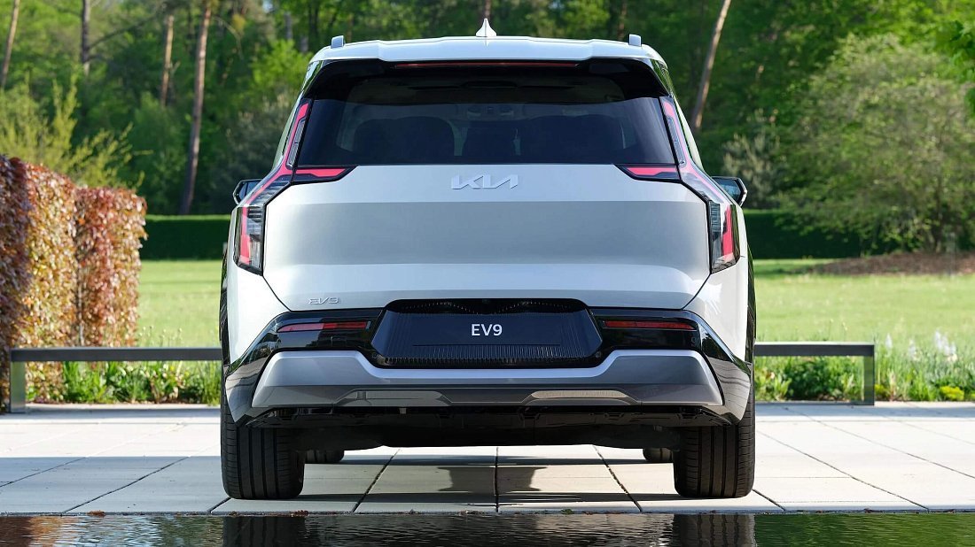 Kia EV9 Standard Range RWD (2023-…) rear view, taillights, trunk, spoiler, badge, bumper, exterior