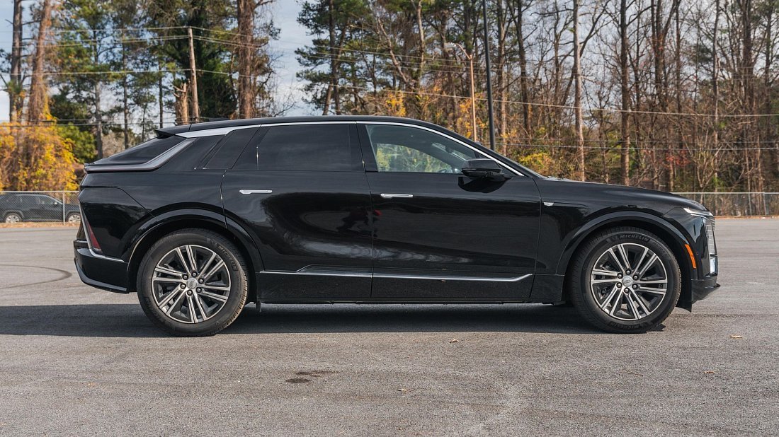 Cadillac Lyriq RWD (2022-…) side profile photo, silhouette, doors, wheels, exterior