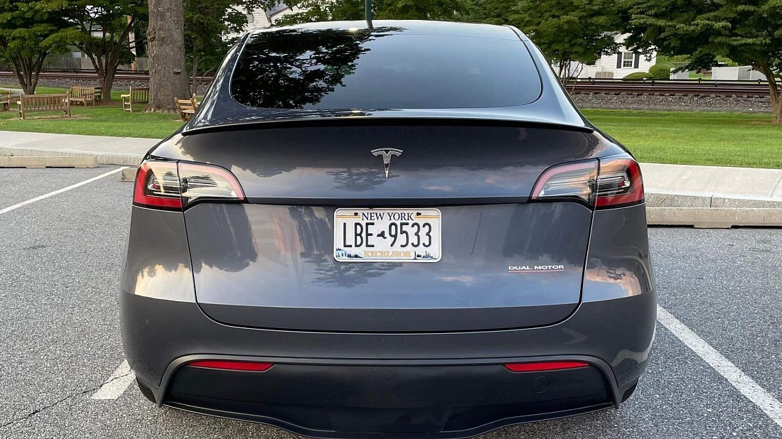Tesla Model Y Performance (2020-2025) rear view photo, taillights, trunk, spoiler, badge, bumper, exterior