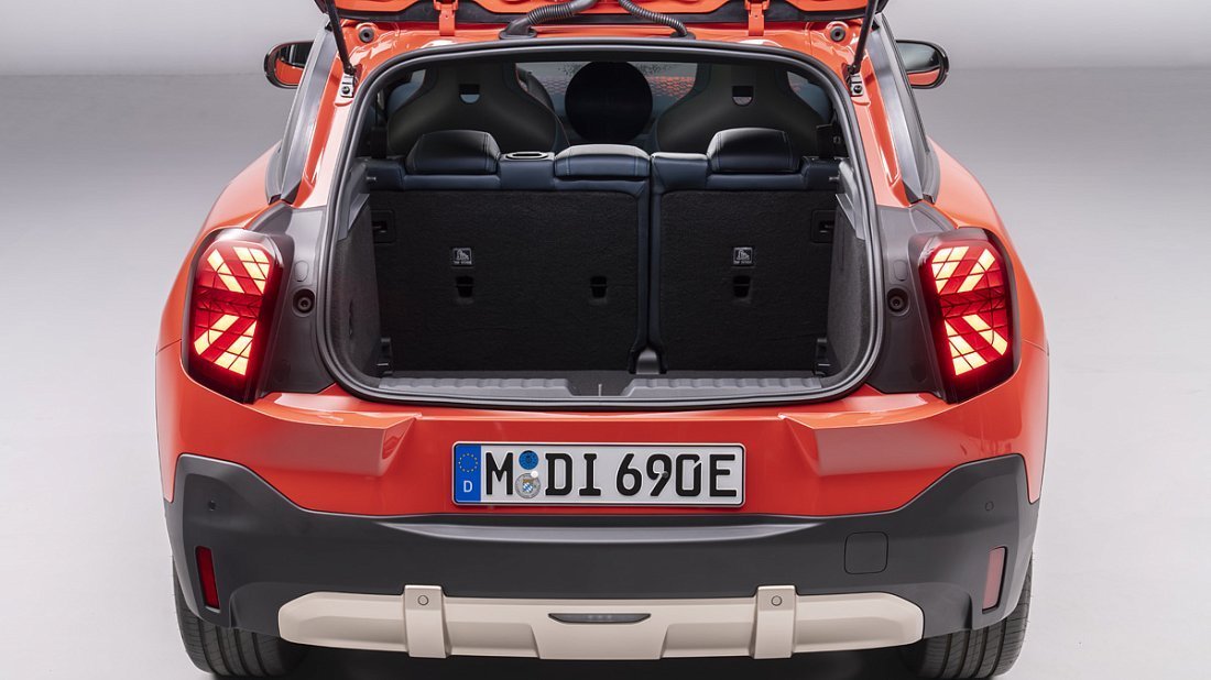 Mini Aceman SE (2024-…) trunk photo, boot, seats up, seats upright, cargo space, cargo volume, cargo capacity, storage