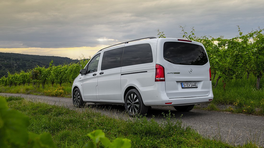 Mercedes eVito Tourer Long 90 kWh (2020-2023) rear quarter, three-quarter view, diagonal, exterior