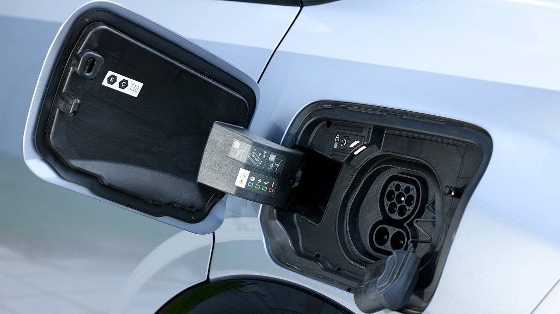 Peugeot e-2008 50 kWh (2023-…) charge port Europe, charging, inlet, plug, connector