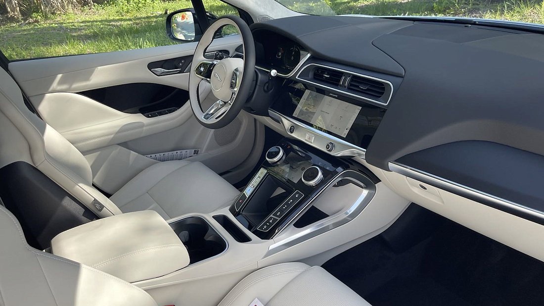 Jaguar I-Pace EV400 (2020-2024) interior photo, front seat, driver seat, dashboard, steering wheel, infotainment, cockpit