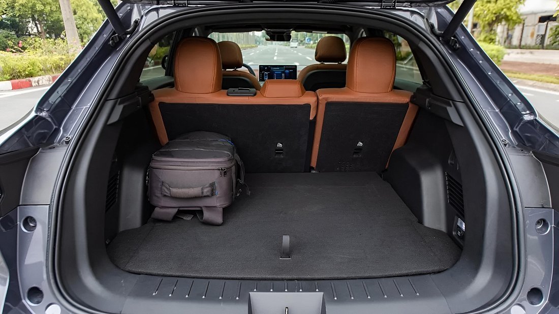 VinFast VF 8 Eco (2023-2024) trunk photo, boot, seats up, seats upright, cargo space, cargo volume, cargo capacity, storage