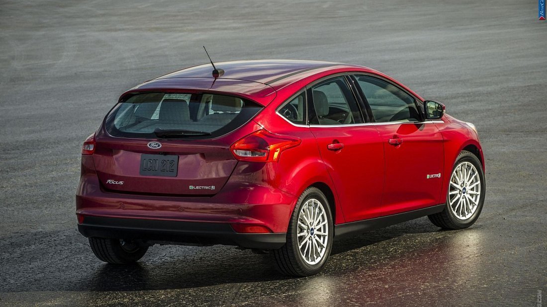 Ford Focus Electric 33 kWh (2017-2018) rear view, taillights, trunk, spoiler, badge, bumper, exterior
