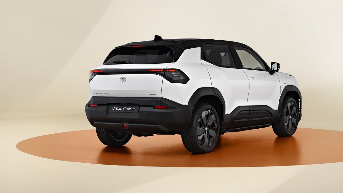 Toyota Urban Cruiser 61 kWh AWD (2025-…) rear quarter, three-quarter view, diagonal, exterior