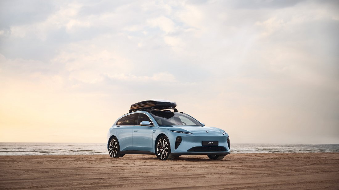 NIO ET5 Touring Standard Range (2023-…) front view, front quarter, diagonal, exterior