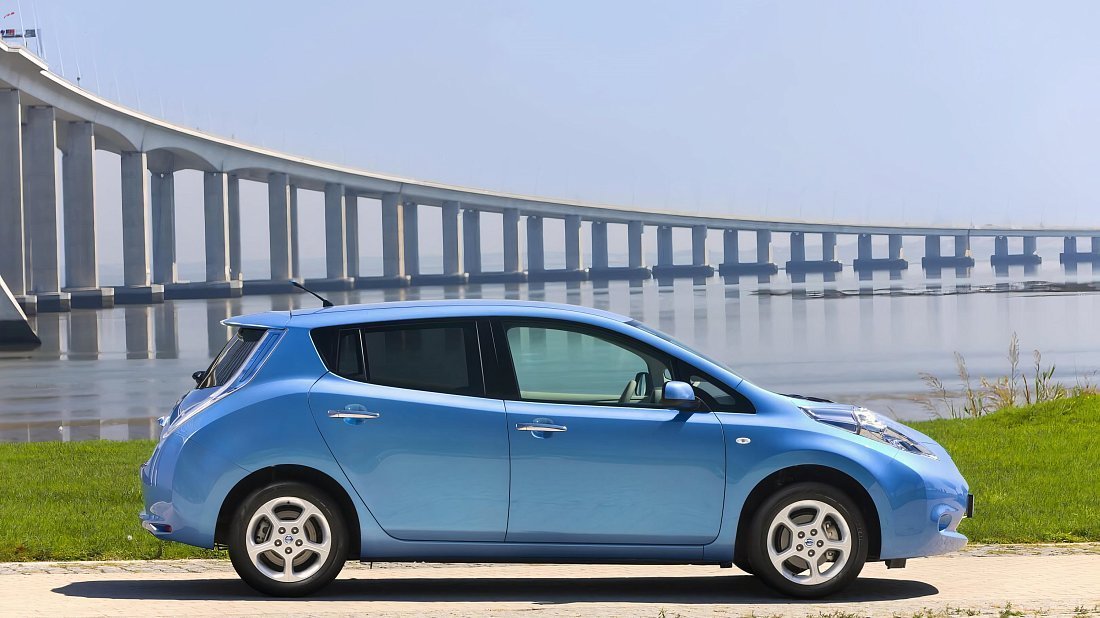 Nissan Leaf 30 kWh (2015-2018) side profile, silhouette, doors, wheels, exterior
