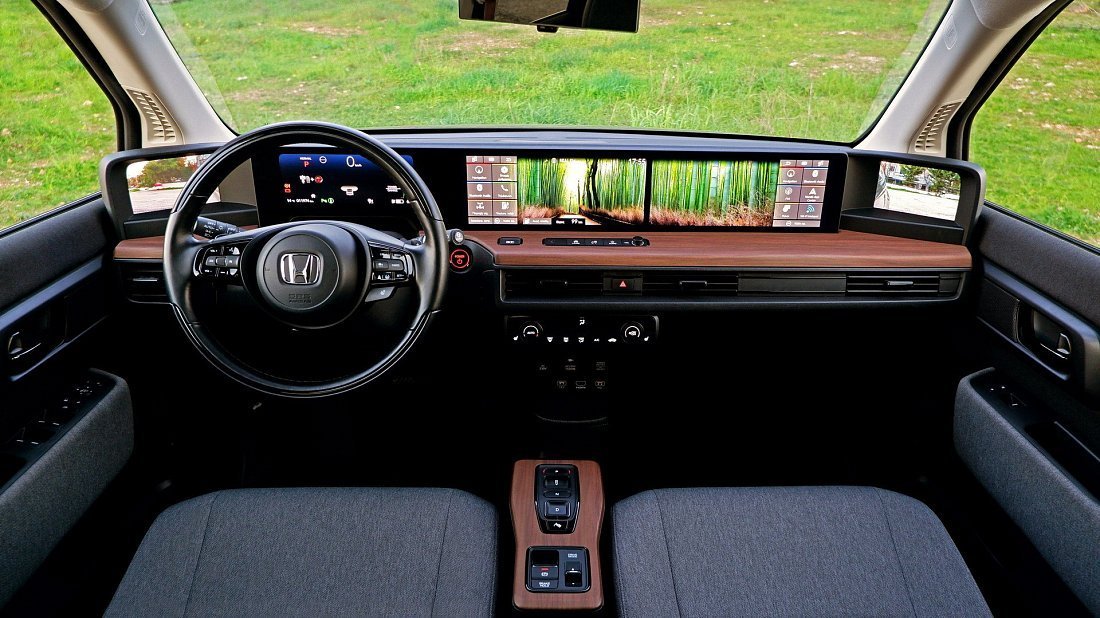 Honda e Advance (2020-2023) interior, front seat, driver seat, dashboard, steering wheel, infotainment, cockpit