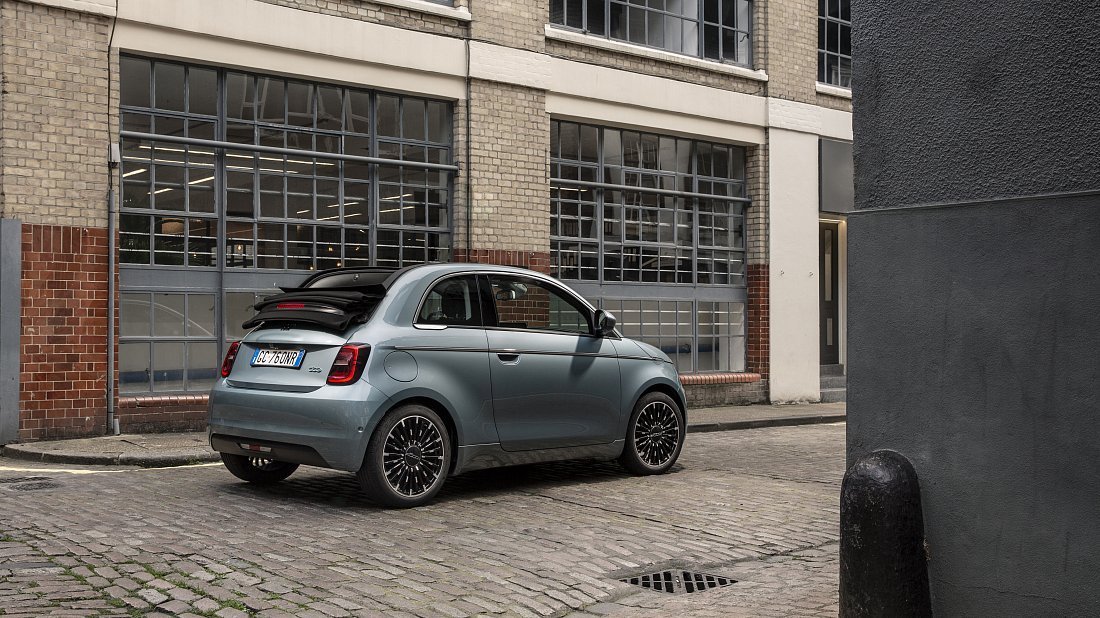Fiat 500e Cabrio 24 kWh (2022-…) rear quarter photo, three-quarter view, diagonal, exterior