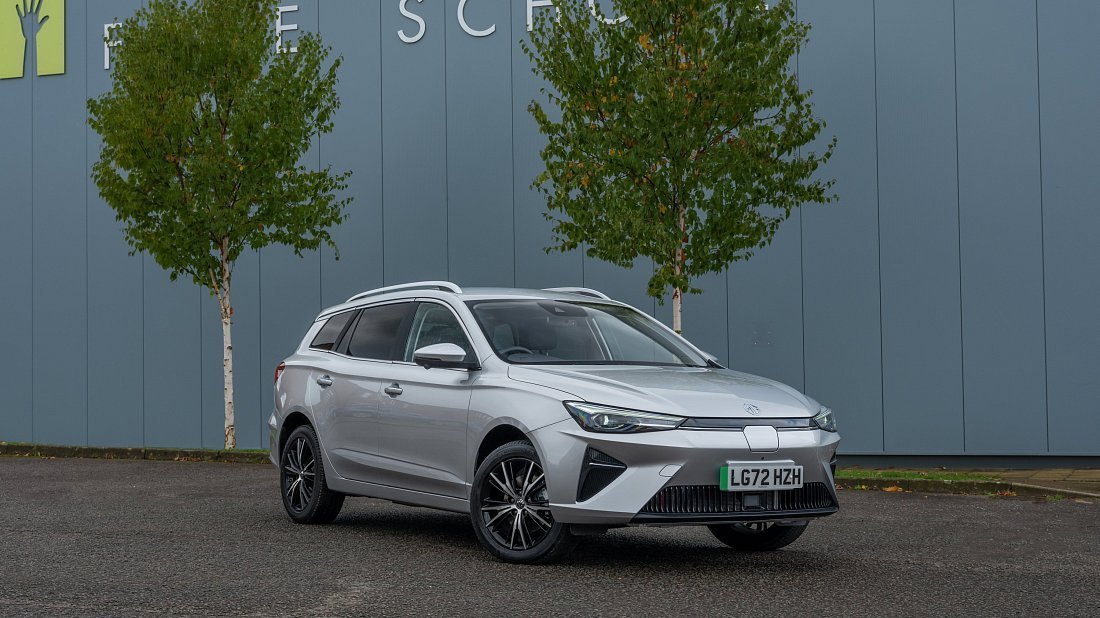 MG MG5 Electric Standard Range (2022-…) front view, front quarter, diagonal, exterior