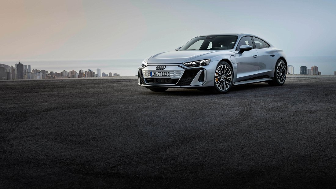 Audi e-tron GT quattro (2025-…) front view photo, front quarter, diagonal, exterior
