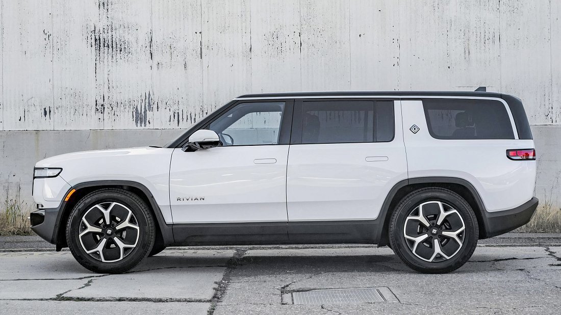 Rivian R1S Performance Dual-Motor AWD Large (2023-2024) side profile, silhouette, doors, wheels, exterior