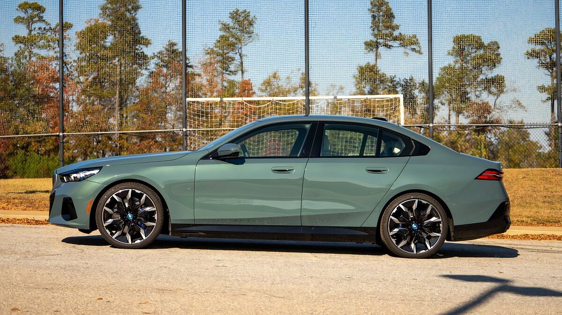 BMW i5 xDrive40 (2025-…) side profile, silhouette, doors, wheels, exterior