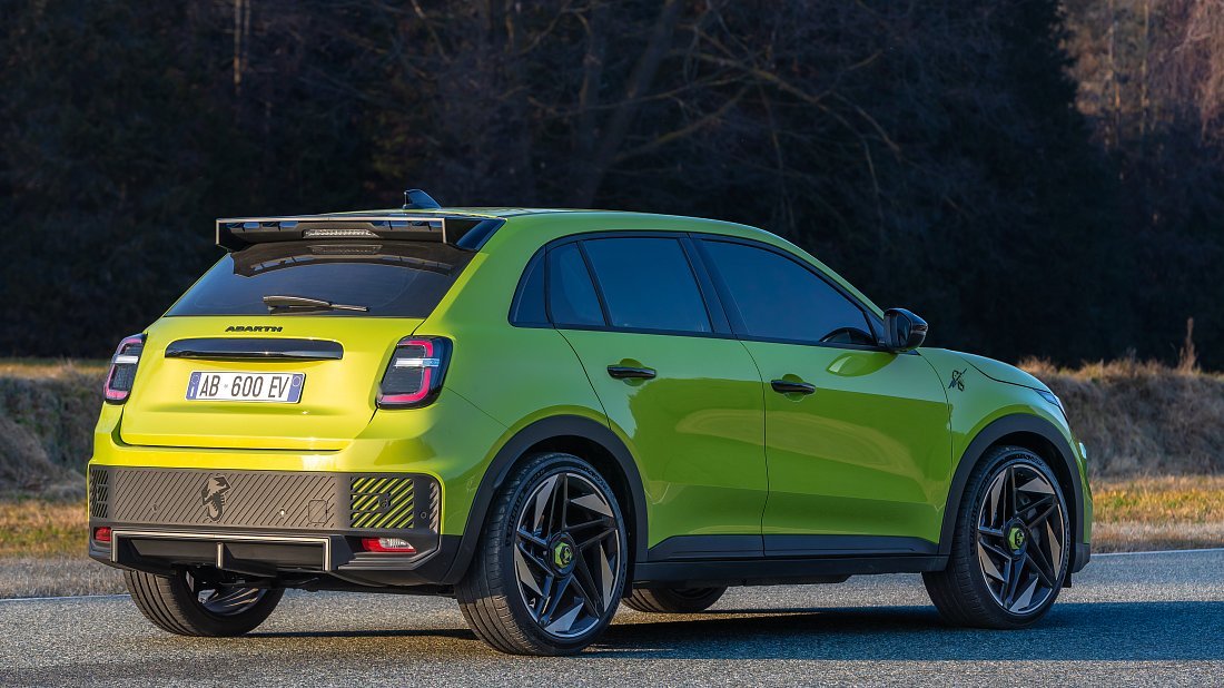 Abarth 600e Turismo (2024-…) rear quarter photo, three-quarter view, diagonal, exterior