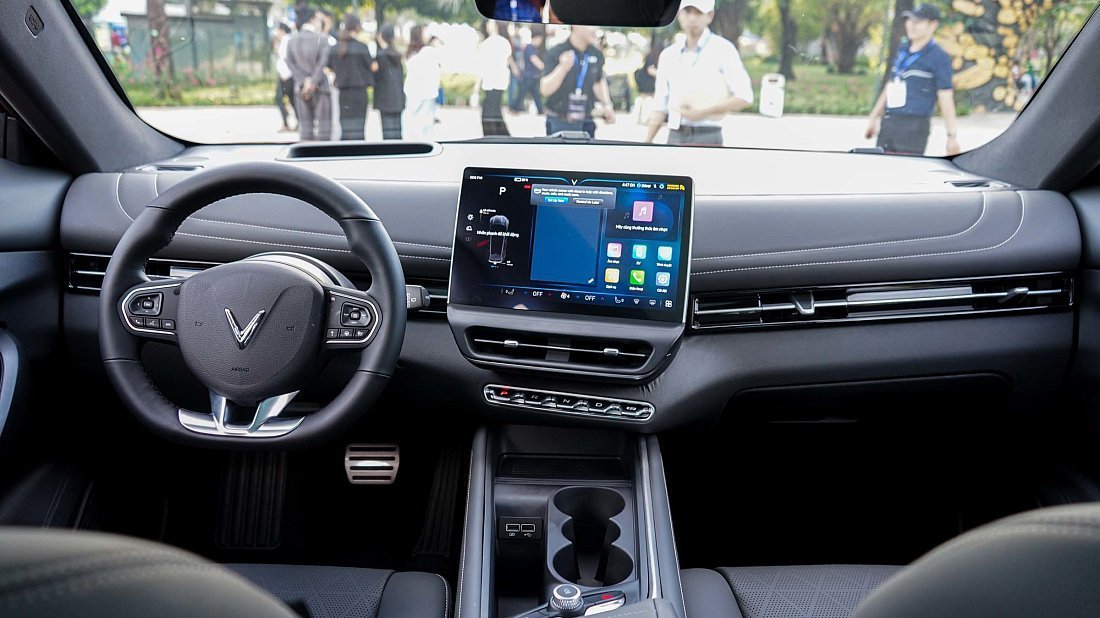 VinFast VF 7 Plus (2024-…) interior, front seat, driver seat, dashboard, steering wheel, infotainment, cockpit