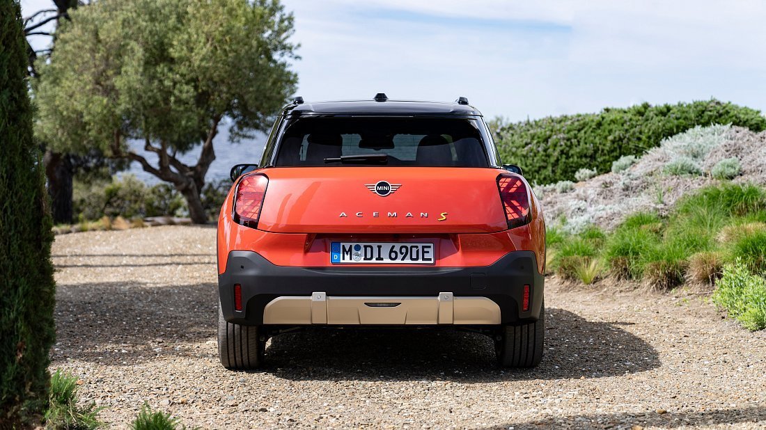 Mini Aceman SE (2024-…) rear view photo, taillights, trunk, spoiler, badge, bumper, exterior