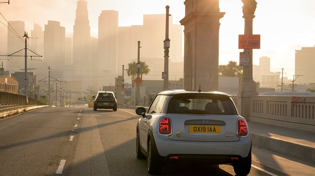 Mini Cooper SE (2021-2024) rear view photo, taillights, trunk, spoiler, badge, bumper, exterior