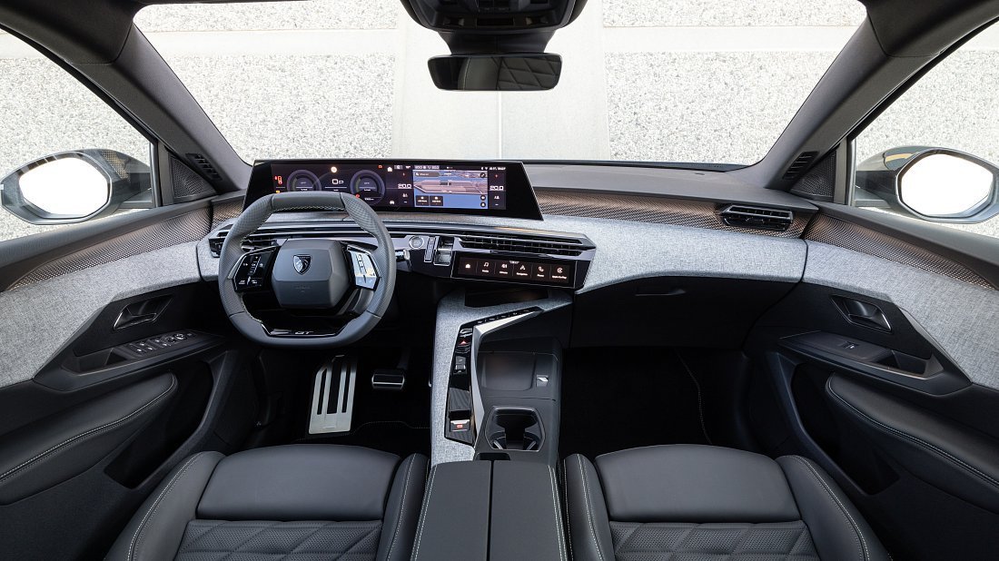 Peugeot e-5008 73 kWh FWD (2024-…) interior, front seat, driver seat, dashboard, steering wheel, infotainment, cockpit