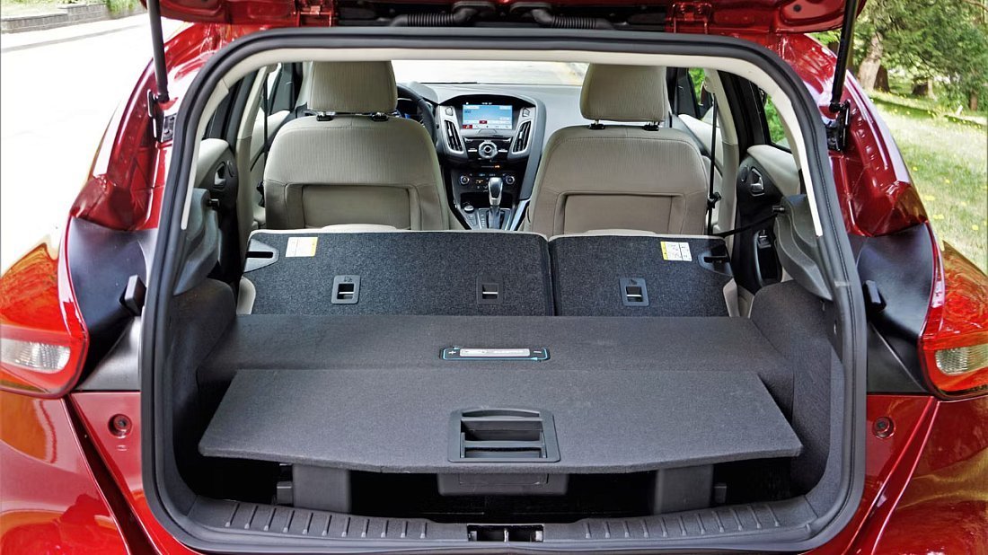 Ford Focus Electric 33 kWh (2017-2018) trunk, boot, expanded, folded seats, maximum volume, max cargo, max capacity, max storage
