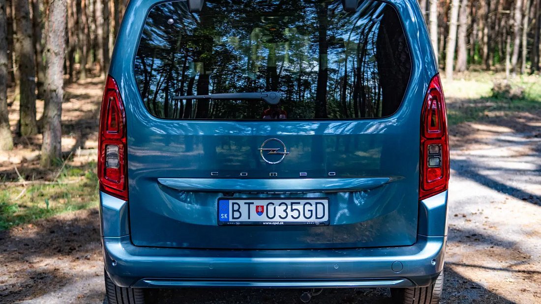 Opel Combo Electric Life XL 52 kWh (2024-...) rear view photo, taillights, trunk, spoiler, badge, bumper, exterior