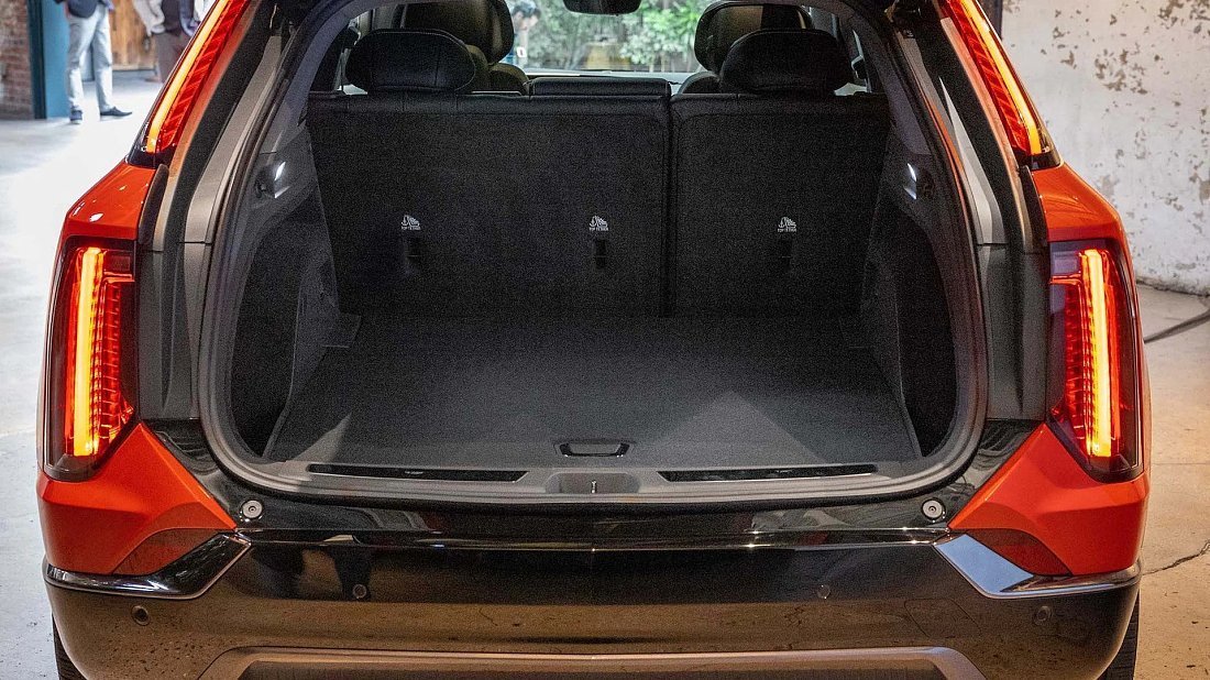 Cadillac Optiq AWD (2024-…) trunk photo, boot, seats up, seats upright, cargo space, cargo volume, cargo capacity, storage