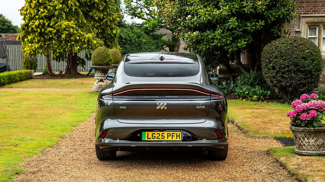 MG IM6 Performance (2025-...) rear view photo, taillights, trunk, spoiler, badge, bumper, exterior